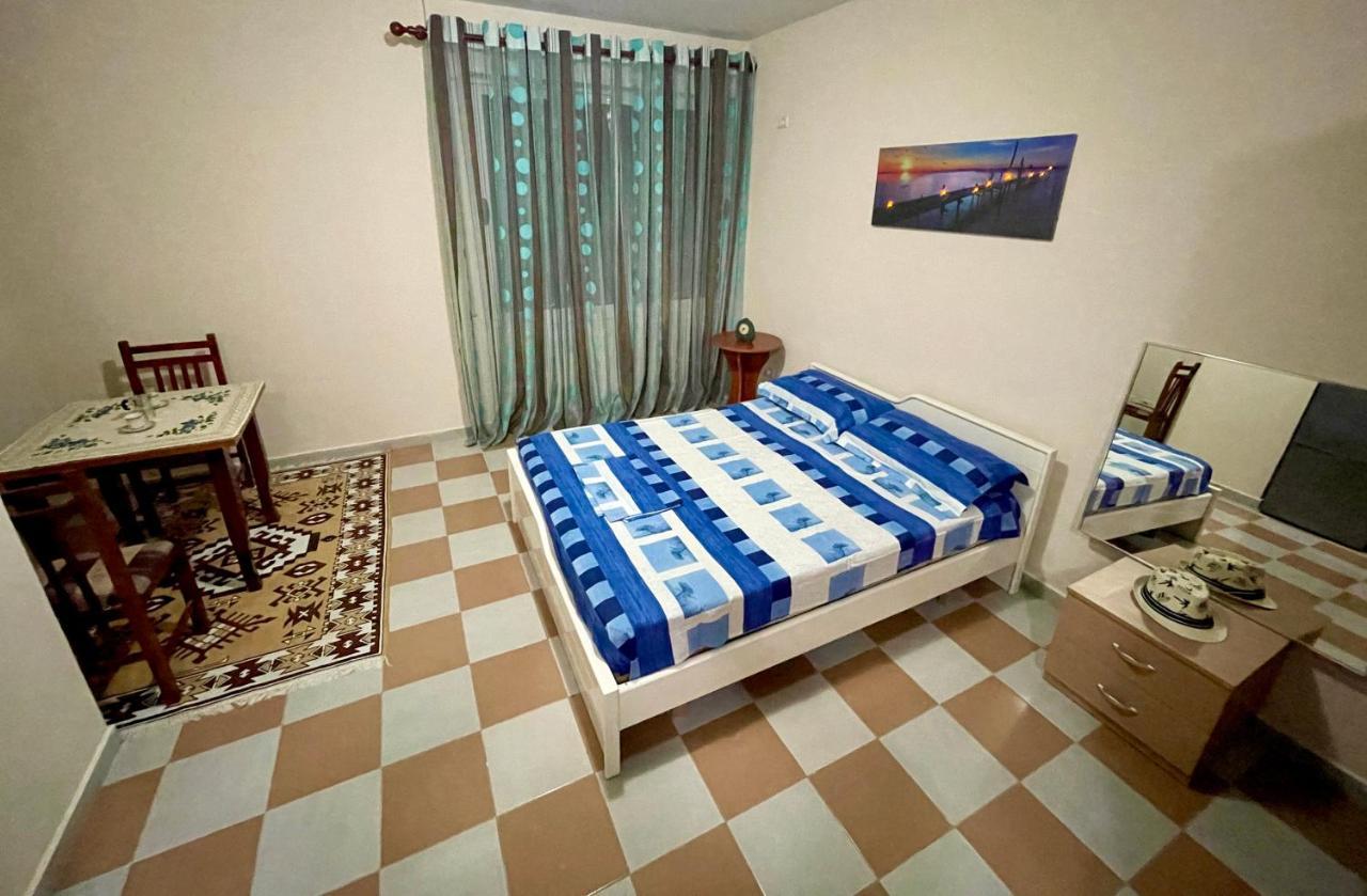 Lovely Studio Apartment Beachfront Durres Exterior photo